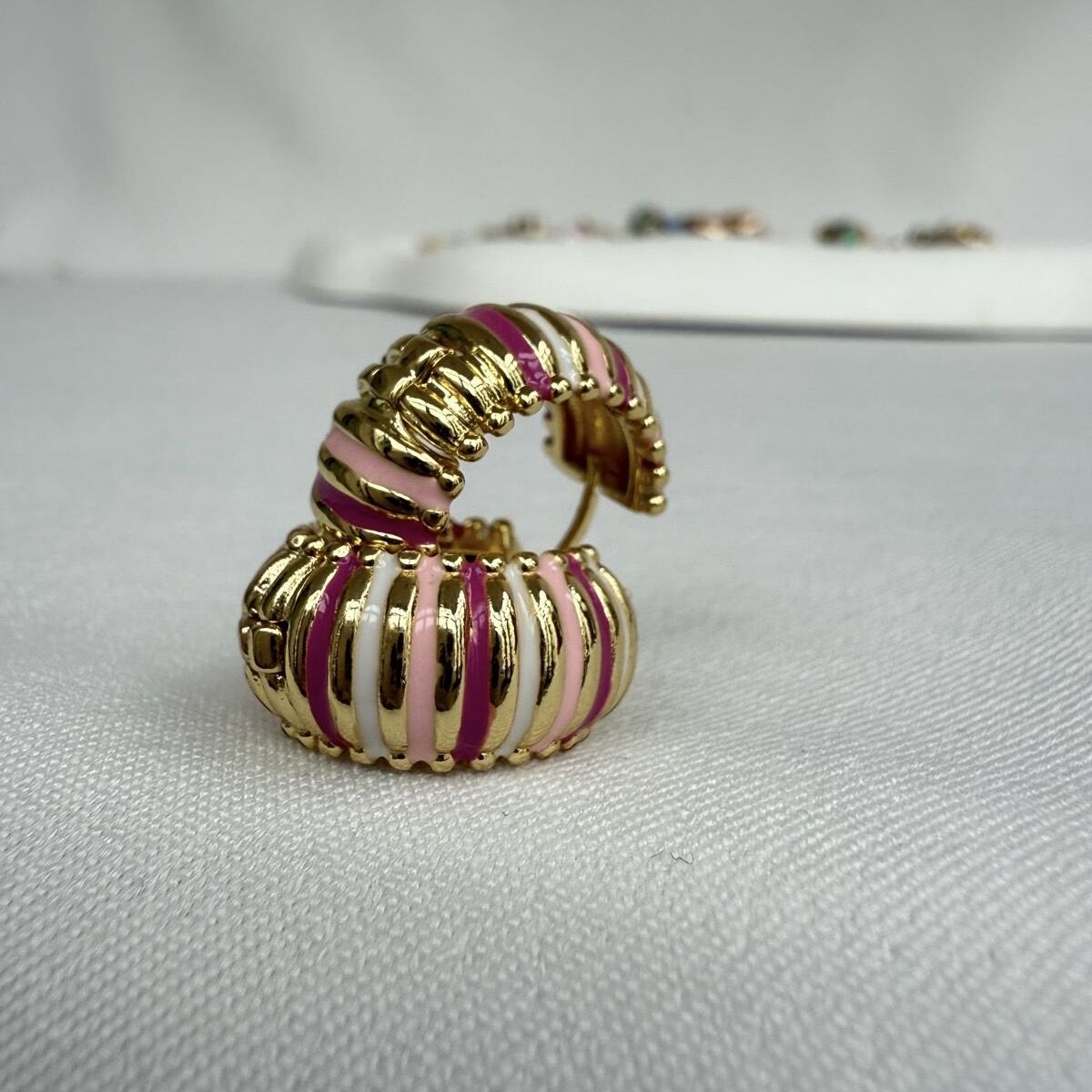 Mine Kaplamalı Gold Üstü Pembe Beyaz Halka Küpe